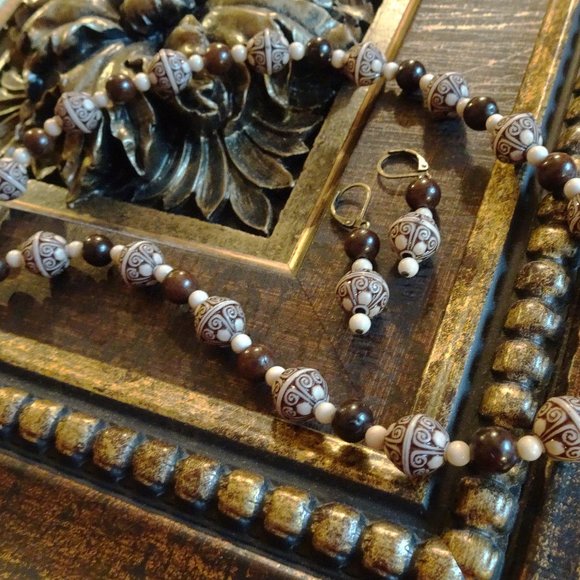 Hand-crafted necklace/earring set in classic Old World cream & brown - Picture 6 of 7